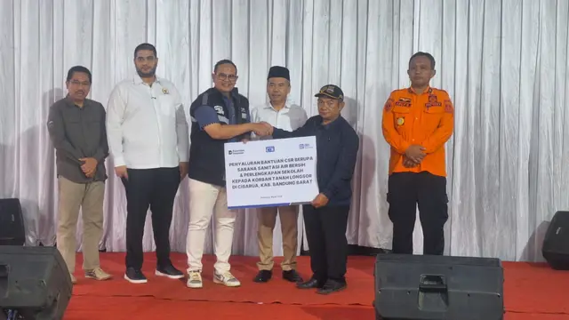 BRI Insurance berikan bantuan kepada warga terdampak bencana longsor di Bandung Barat. (BRINS)