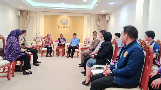 Duta Besar RI untuk Thailand Rachmat Budiman bersama Direktur Pelindungan WNI Kemlu RI Judha Nugraha, bertemu dengan Gubernur Provinsi Tak Chucheep Phongchai untuk membahas upaya repatriasi WNI. (Dok. Kemlu RI)