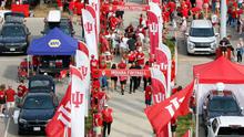 Pemandangan umum (a general view) kegiatan berkumpul (tailgating) sebelum pertandingan Indiana Hoosiers dan Illinois Fighting Illini di Memorial Stadium pada 20 September 2025 di Bloomington, Indiana. (Caleb Bowlin/Getty Images via AFP)