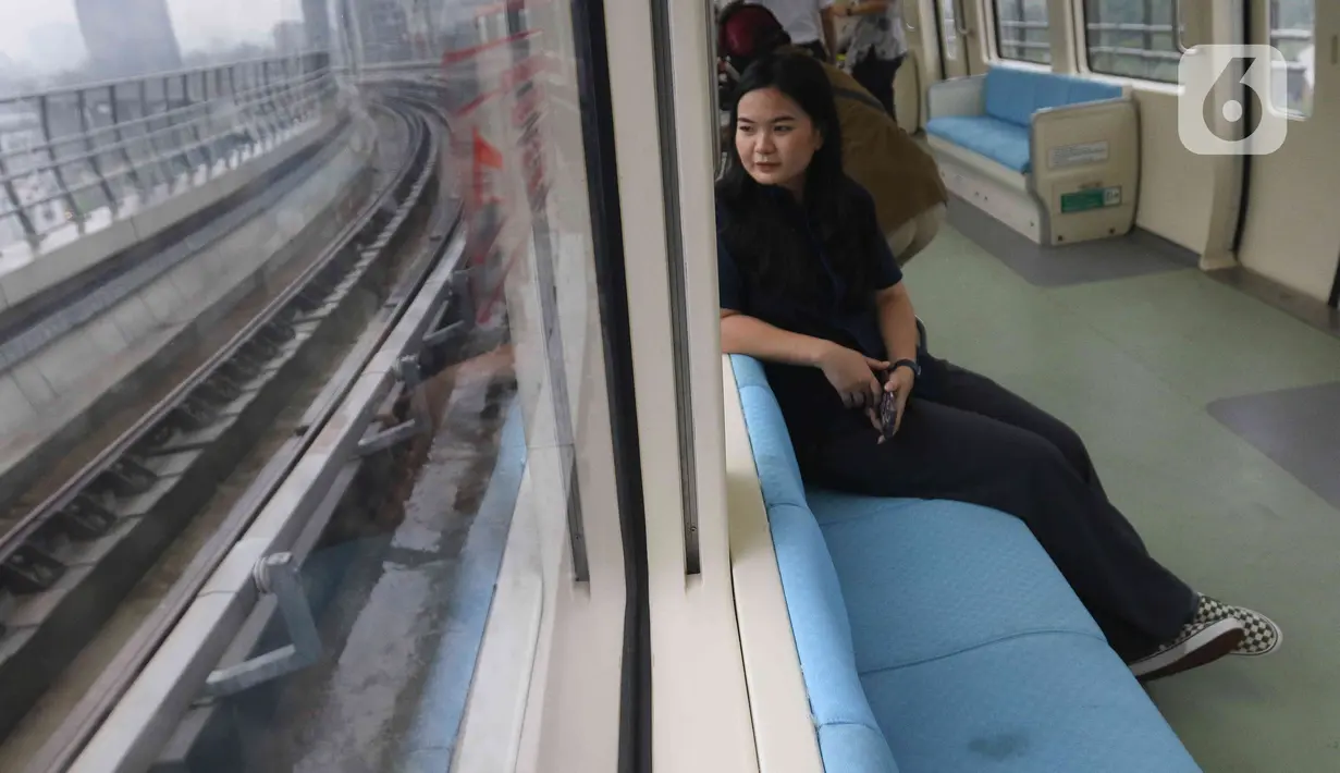 Jelang uji coba secara terbatas LRT Jabodebek pada 12 Juli mendatang, interior pada rangkaian LRT Jabodebek sudah rampung dan dapat digunakan oleh penumpang. (Liputan6.com/Herman Zakharia)