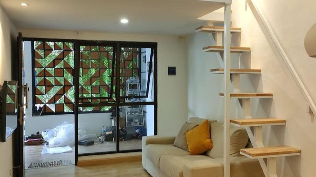 Bentuk Tangga Rumah Minimalis dengan Sofa di Bawahnya<br>
