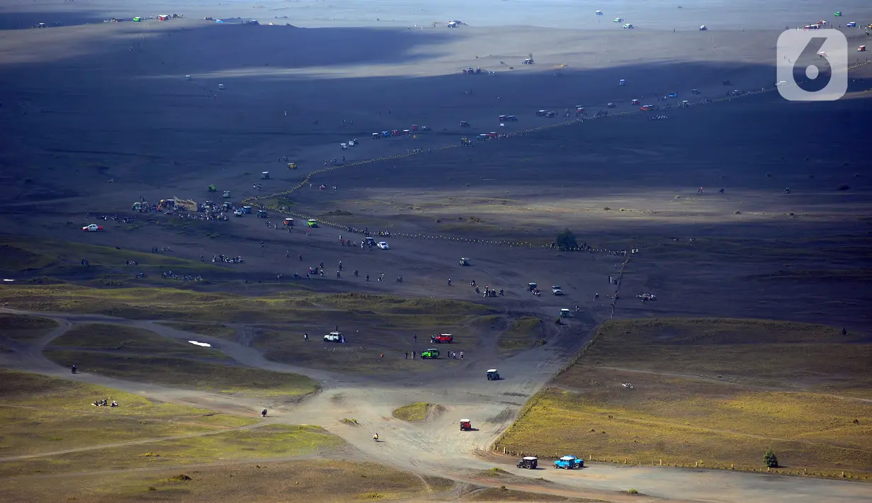 Meski kawah Bromo mengeluarkan asap putih, aktivitas vulkanik gunung berapi tersebut terbilang masih normal. (merdeka.com/Arie Basuki)