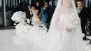 Momen sakral janji pernikahan dengan sang kekasih semakin mengharukan karena Tina Toon tampak mengenakan veil dan memegang buket bunga putih. Foto: Instagram.