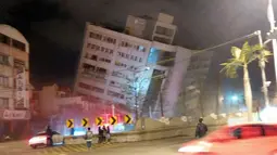 Kondisi sebuah bangunan yang miring setelah pondasinya ambruk usai terjadi gempa di Hualien, Taiwan (7/2). Sebuah bangunan ambruk dan jalan raya di dekatnya terpaksa ditutup. (Biro Pemadam Kebakaran Hualien via AP)