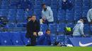 Manajer tim Chelsea, Frank Lampard, berlutut sebagai dukungan kampanye gerakan Black Lives Matter, sebelum laga lanjutan Liga Inggris 2020/21 antara Chelsea dan Sheffield United di Stamford Bridge, London, Sabtu (7/11/2020). (AFP/Ben Stansall/Pool)