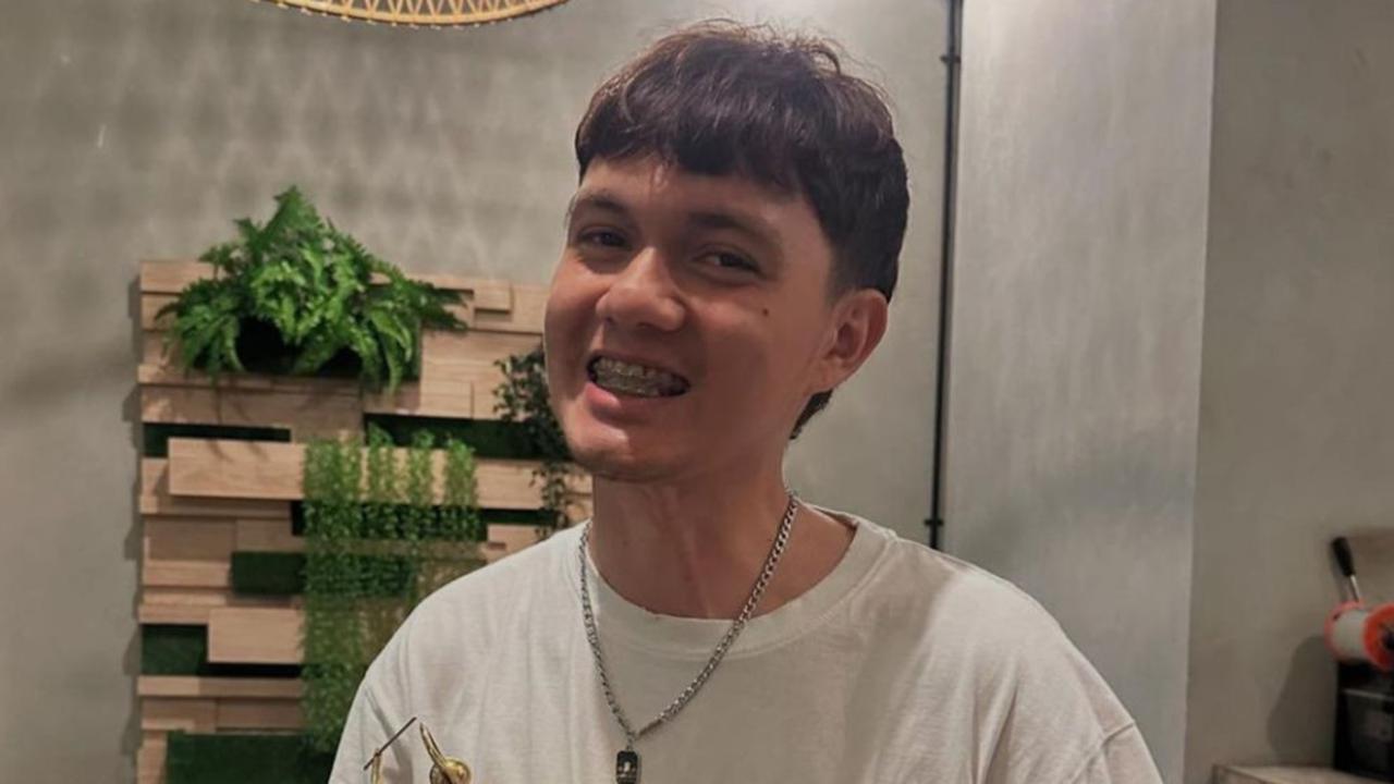 Nyoman Paul Bawa Pulang Piala AMI Awards 2024 Sebagai Pendatang Baru Terbaik Berkat Lagu Mundur Perlahan