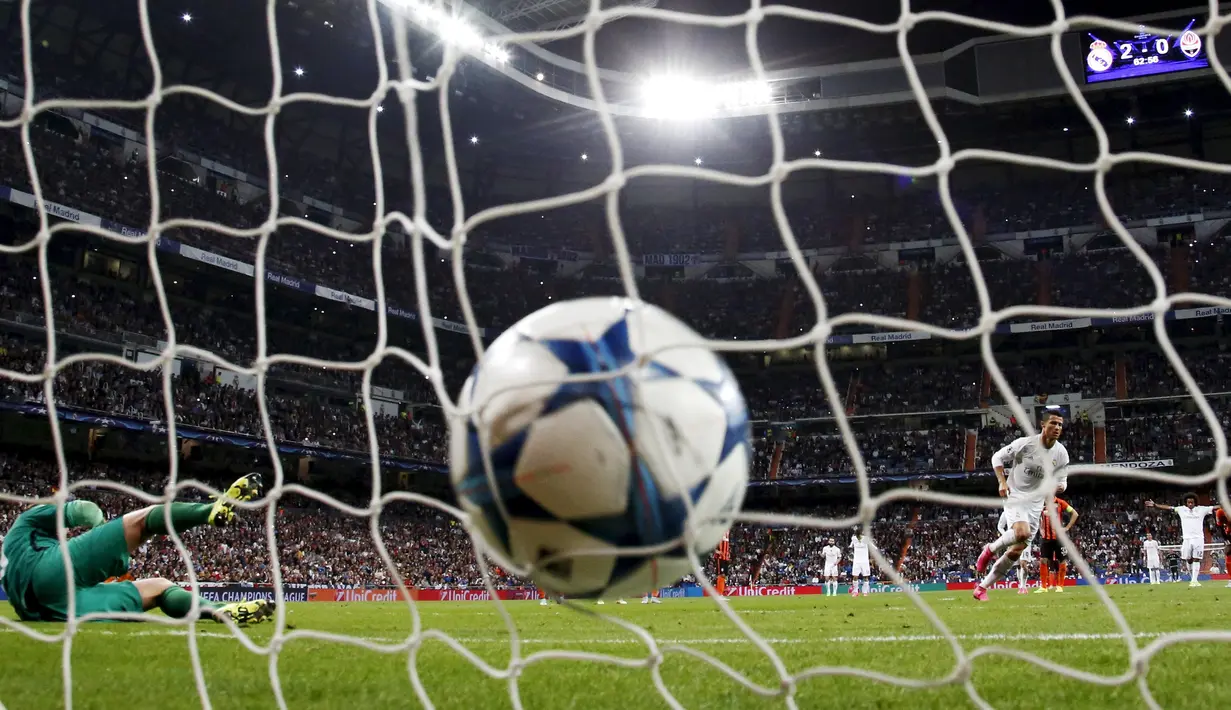 Cristiano Ronaldo saat mencetak gol ke gawang Shaktar Donetsk di laga Grup A Liga Champions yang berlangsung di Stadion Santiago Bernabeu, Madrid, Spanyol. Rabu (16/9/2015) dini hari WIB. (Reuters/Juan Medina)