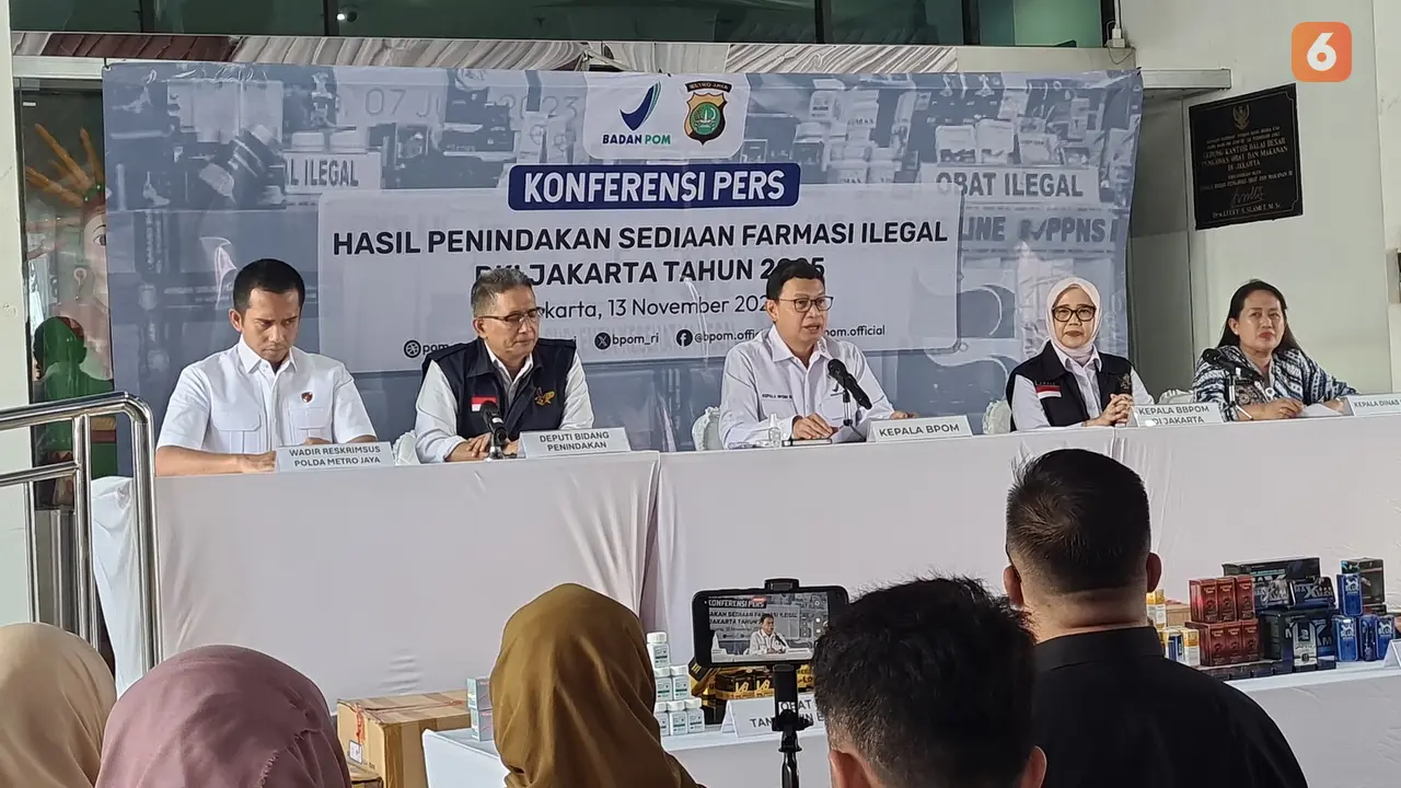 Kepala BPOM Taruna Ikrar dalam konferensi pers "Hasil Penindakan Sediaan Farmasi Ilegal DKI Jakarta Tahun 2025" di Kantor Balai Besar POM, Jakarta Timur, Kamis (13/11/2025).