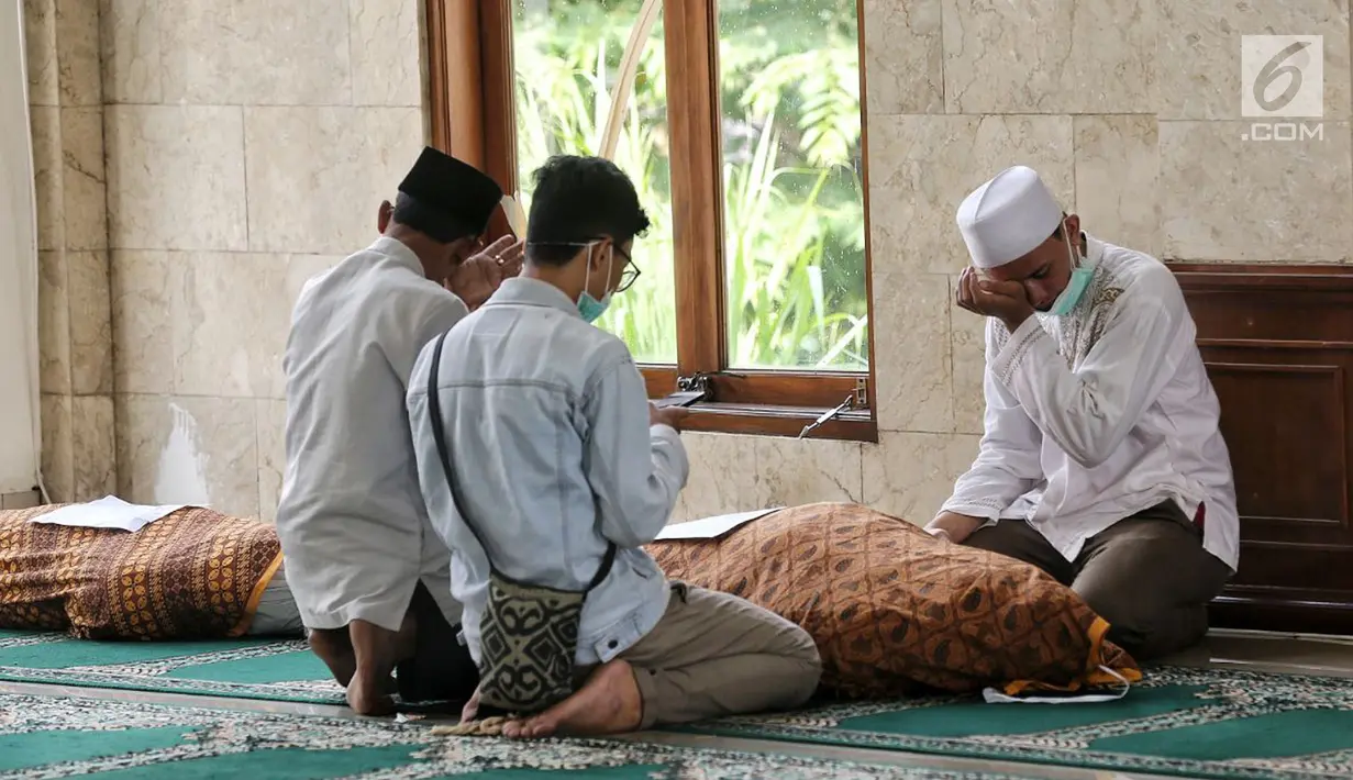 Kerabat menangisi jenazah korban kecelakaan Tanjakan Emen di Kabupaten Subang disalatkan di Masjid RSUD Tangsel, Ciputat, Minggu (11/2). Kecelakaan nahas tersebut diduga terjadi karena rem blong. (Liputan6.com/Fery Pradolo)