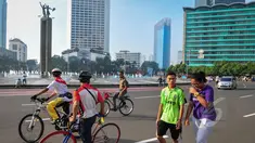 Warga berolahraga di sekitar kawasan Bundaran HI, Jakarta, Minggu (19/4/2015). Beberapa warga mengaku tidak tahu jika car free day ditiadakan selama pelaksanaan Konferensi Asia Afrika (KAA). (Liputan6.com/Faizal Fanani)