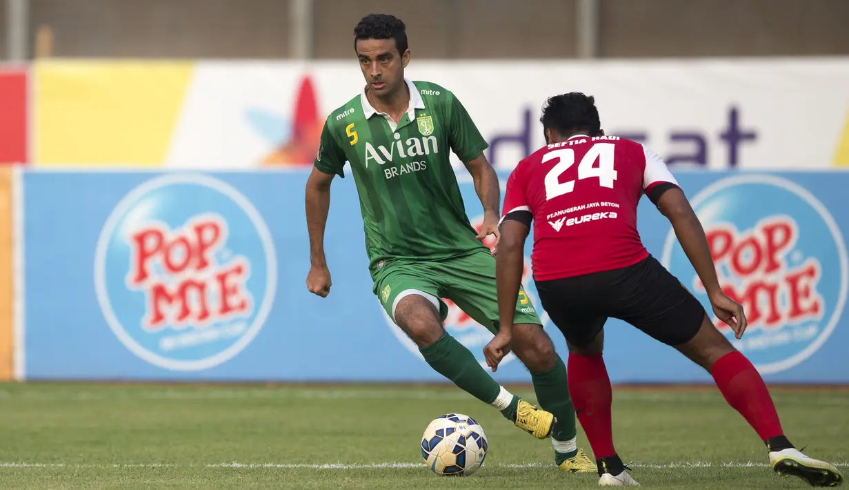 Pemain Persebaya United, Otavio Dutra berusaha melewati pemain Persiba, Septihadi pada laga Piala Presiden di Stadion Si Jalak Harupat, Bandung, Kamis (10/9/2015). Persebaya United berhasil menang 4-1. (Bola.com/Vitalis Yogi Trisna)