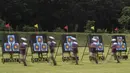 Petugas penghitung berlari pada Invitation Tournament cabang panahan nomor compound di Lapangan Panahan Senayan, Jakarta, Sabtu (10/2/2018). Event ini merupakan pemanasan jelang Asian Games 2018. (Bola.com/Vitalis Yogi Trisna)