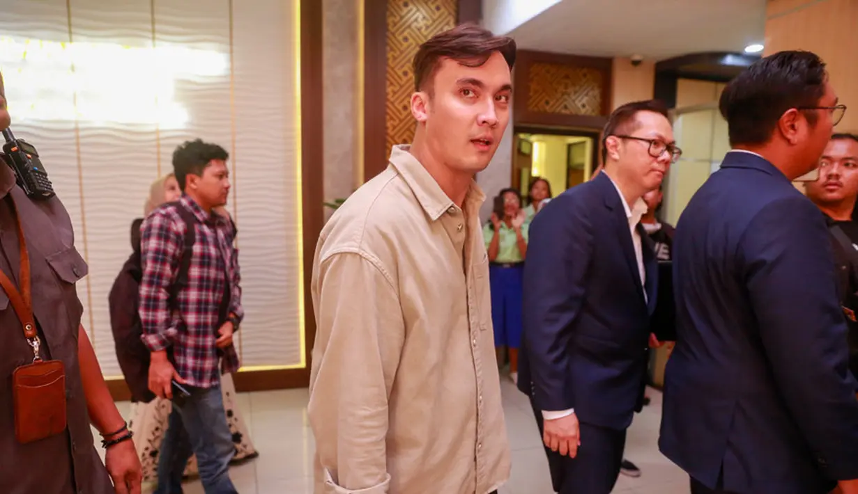 Rendy mengaku bahwa ia dan sang istri  sudah tak ada lagi komunikasi. "Lewat kuasa hukum masing-masing," ujar Rendy. [Kapanlagi.com/Muhammad Akrom Sukarya]