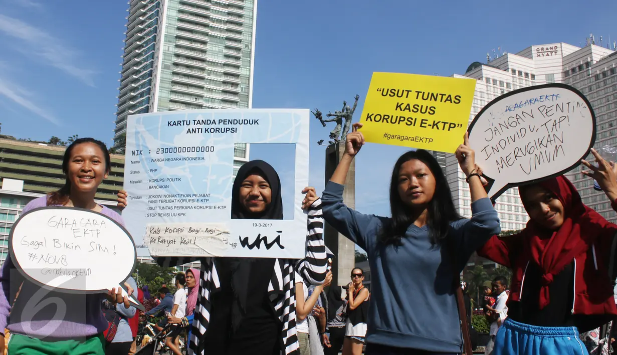 Perwakilan dari LSM, LBH dan aktivis yang tergabung Gerakan Sapu Koruptor (Satu Padu Lawan Koruptor) melakukan aksi simbolik kawal kasus korupsi E-KTP saat CFD di Kawasan Bundaran HI, Jakarta, Minggu (19/3). (Liputan6.com/Angga Yuniar) 