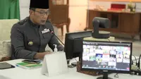 Gubernur Jawa Barat Ridwan Kamil saat doa bersama lintas agama virtual di Gedung Pakuan, Bandung, Jawa Barat, Selasa (13/7/2021). (Foto: Rizal/Biro Adpim Jabar)