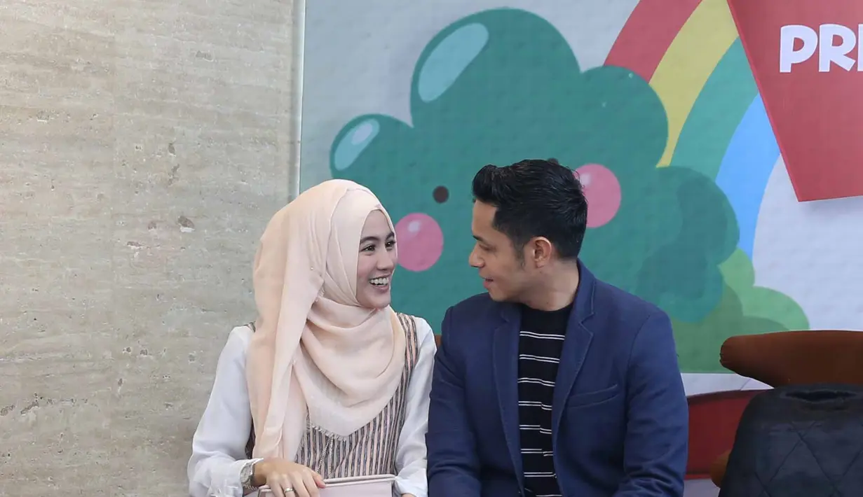 Pasangan muda Dude Harlino dan Alyssa Soebandono kini tengah sibuk mengurus sang buah hati. Mengatasi kerewelan sang anak, Dude dan Alyssa mengaku tidak menggunakan cara marah. (Nurwahyunan/Bintang.com)