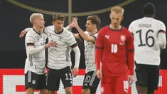 Pemain Jerman merayakan gol yang dicetak Gian-Luca Waldschmidt ke gawang Republik Ceko pada laga uji coba di RB Arena, Kamis (12/11/2020) dini hari WIB. Jerman menang 1-0 atas Republik Ceko. (AFP/Odd Andersen)