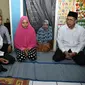 Menag Lukman dan Bupati Dedi mengunjungi keluarga korban pembakaran hidup-hidup di Bekasi, Senin (7/8/2017). (Istimewa)