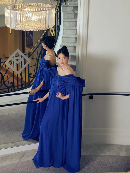 Saat menghadiri premier film Killers of The Flower Moon, Sabtu [20/5], Raline tampil dalam balutan off shoulder dress karya Gaurav Gupta.