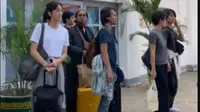 Cerita Warganet Ketemu Sheila on 7 Naik KRL di Solo, Duduk di Lantai Stasiun dan Berdiri di Kereta.&nbsp; foto: TikTok @aisyabilahs