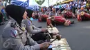 Sejumlah polisi wanita (polwan) memainkan alat musik tradisional, gamelan, pada kegiatan car free day di Jakarta, Minggu (9/4). Dalam atraksi tersebut mereka melakukan sosialisasi “Polwanku Sahabatku”. (Liputan6.com/Angga Yuniar)