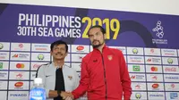 Pelatih Timnas Indonesia U-22, Indra Sjafri bersalaman dengan pelatih Timnas Myanmar U-22, Velizar Popov. (Bola.com/Zulfirdaus Harahap)