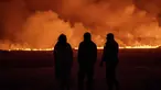 "Letusan dimulai sekitar pukul 22.17 waktu setempat setelah serangkaian gempa kecil sekitar pukul 21.00 waktu setempat." (AP Photo/Marco Di Marco)