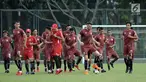 Pemain Persija melakukan pemanasan saat latihan resmi jelang laga kedua Semifinal Zona Asia Tenggara Piala AFC 2018 di Lapangan A Kompleks GBK, Jakarta, Senin (14/5). Persija akan menjamu Home United, Selasa (15/5). (Liputan6.com/Helmi Fithriansyah)