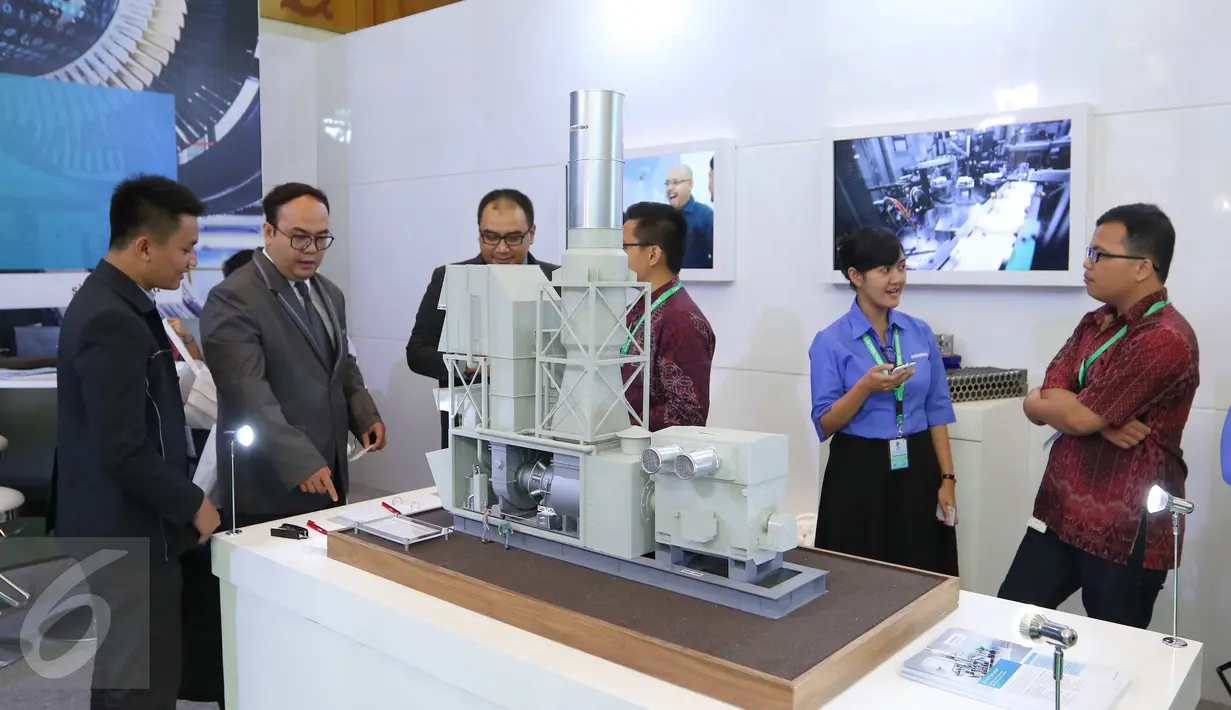 Sejumlah pengunjung mendatangi salah satu stand pameran Hari Listrik Nasional (HLN) di JCC, Senayan, Jakarta, Rabu (28/9). Pameran itu dalam rangka Hari Kelistrikan Nasional ke-71 yang jatuh setiap 27 Oktober. (Liputan6.com/Angga Yuniar)