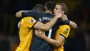 Para pemain Wolverhampton merayakan kemenangan atas Chelsea pada laga Premier League di Stadion Molineux Wolves, Kamis (5/12). Wolves menang 2-1 atas Chelsea. (AFP/Geoff Caddick)