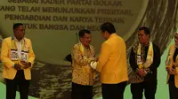 Mantan Wapres JK menerima penghargaan tertinggi dari Partai Golkar. (Liputan6.com/M Radityo Priyasmoro)