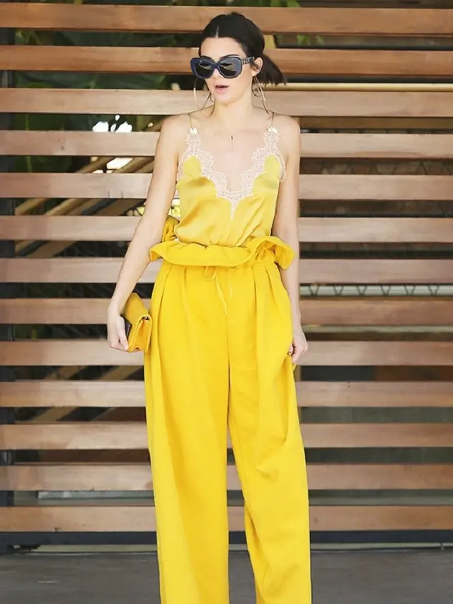 [Bintang] Tinggalkan Milennial Pink, Saatnya Pilih Padu-padan Outfit Dominasi Warna Kuning yang Cerah