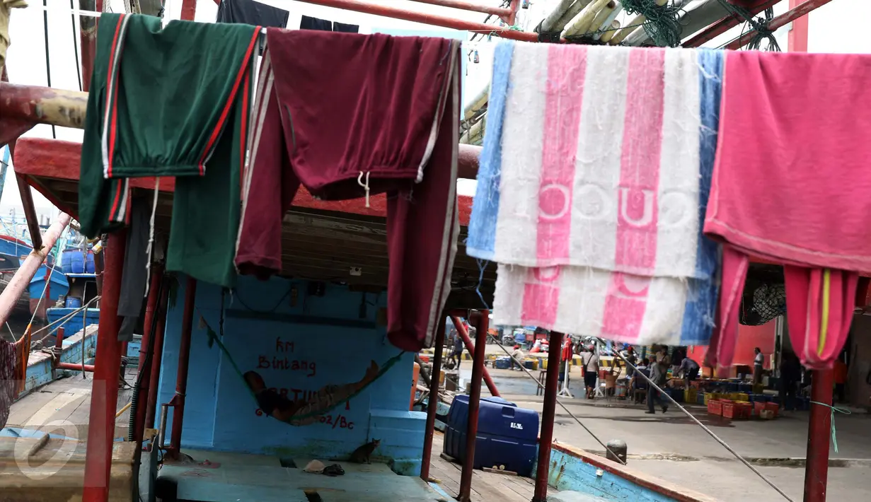 Nelayan tertidur di atas kapal yang bersandar di Pelabuhan Muara Baru, Jakarta, Senin (10/10). Pengusaha ikan dan nelayan melakukan mogok massal sebagai bentuk protes dibatasinya masa sewa di pelabuhan selama 5 tahun. (Liputan6.com/Gempur M Surya)