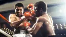 Muhammad Ali (kiri) saat melawan Leon Spinks dalam laga kelas berat di Las Vegas, AS, 15 Februari 1978. (AFP)