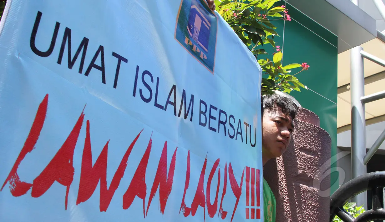 Massa PPP kubu Djan Faridz membawa aneka poster yang berisi sindiran kepada Menkumham Yasona Laoly, Jakarta, Senin (16/3/2015).Massa menuntut Yasona untuk segera mengesahkan PPP Djan Faridz yang telah dimenangkan PTUN. (Liputan6.com/Helmi Afandi)