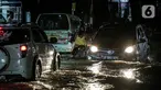 Sejumlah kendaraan terjebak banjir di Jalan Ciracas Raya, Jakarta, Jumat (12/8/2022). Hujan lebat yang terjadi sore tadi membuat Jalan Ciracas Raya tergenang air dan kendaraan terjebak banjir. (Liputan6.com/Faizal Fanani)