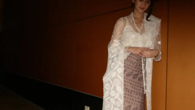 Boyong Piala di FFI 2025, Leya Princy Tampil Memikat dengan Kebaya Putih dan Kain Batik Aksara Sunda Kuno Karyanya Sendiri