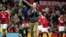 Pelatih Manchester United, Erik ten Hag memberikan tepuk tangan setelah laga Carabao Cup 2024/2025 melawan Barnsley di Old Trafford, Manchester, Inggris, Rabu (18/09/2024) WIB. (AP Photo/Dave Thompson)