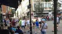 Suporter West Ham dan Newcastle bentrok di jalanan (twitter.com/theawayfans)