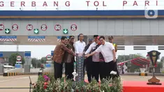 Presiden Joko Widodo (ketiga kiri) didampingi sejumlah menteri meresmikan  Tol JORR II ruas Kunciran-Serpong, Tangerang Selatan, Jumat (6/12/2019). Setelah peresmian, ruas tol sepanjang 11,1 km tersebut siap digunakan oleh masyarakat jelang Natal 2019 dan Tahun Baru 2020. (Liputan6.com/Angga Yuniar)