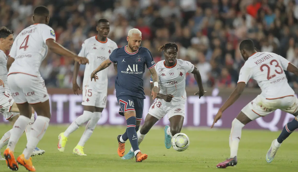 Penyerang PSG, Neymar melakukan tembakan ke gawang Metz pada pertandingan lanjutan Liga 1 Prancis di stadion Parc des Princes di Paris, Prancis, Minggu (22/5/2022). PSG pesta lima gol ke gawang Metz. (AP Photo/Michel Spingler)
