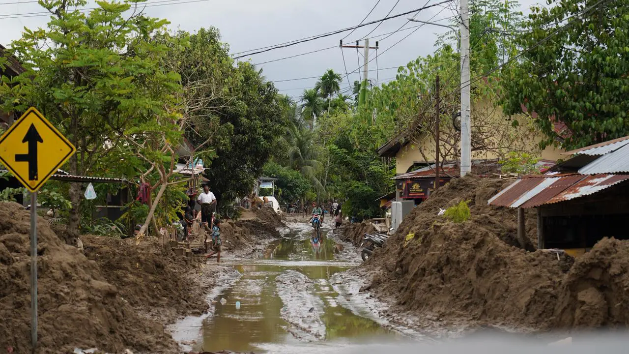 Pemerintah mempercepat penanganan bencana banjir dan longsor yang melanda 18 kabupaten/kota di Provinsi Aceh melalui verifikasi data terdampak, penyaluran bantuan darurat, serta peninjauan lokasi untuk relokasi hunian tetap. (Istimewa)