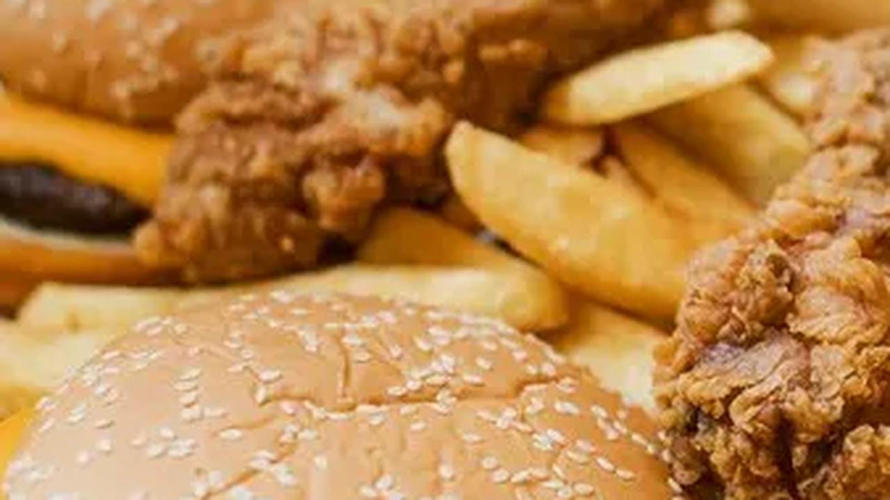 Namun, penelitian terbaru menunjukkan bahwa kecanduan juga bisa muncul dalam konsumsi makanan, khususnya makanan ultra proses (UPFs). Apa sebenarnya yang membuat makanan ini begitu sulit untuk dihindari?