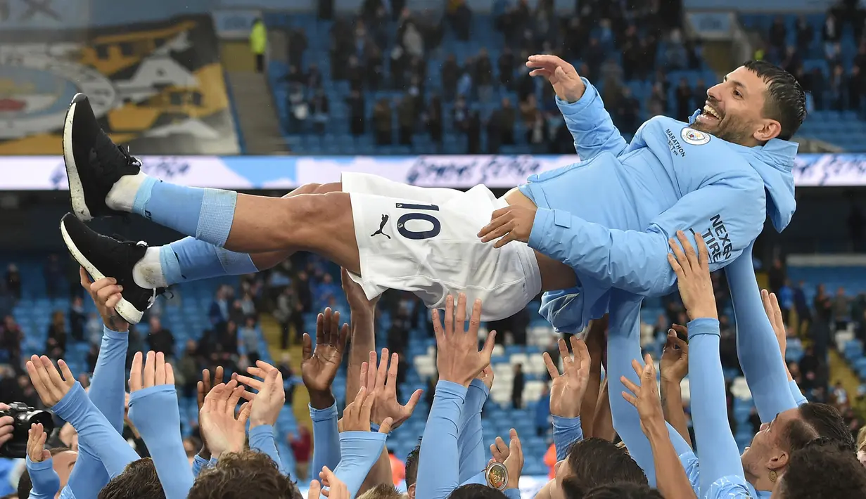 Pada akhir musim 2020/2021 ia memutuskan pergi dari Manchester City. Ia sukses meraih gelar Liga Inggris di laga terakhirnya di Liga Inggris. Namun sayang, di partai terakhirnya bersama Manchesetr City ia gagal meraih gelar Liga Champions usai takluk dari Chelsea di final. (AFP/Peter Powell)