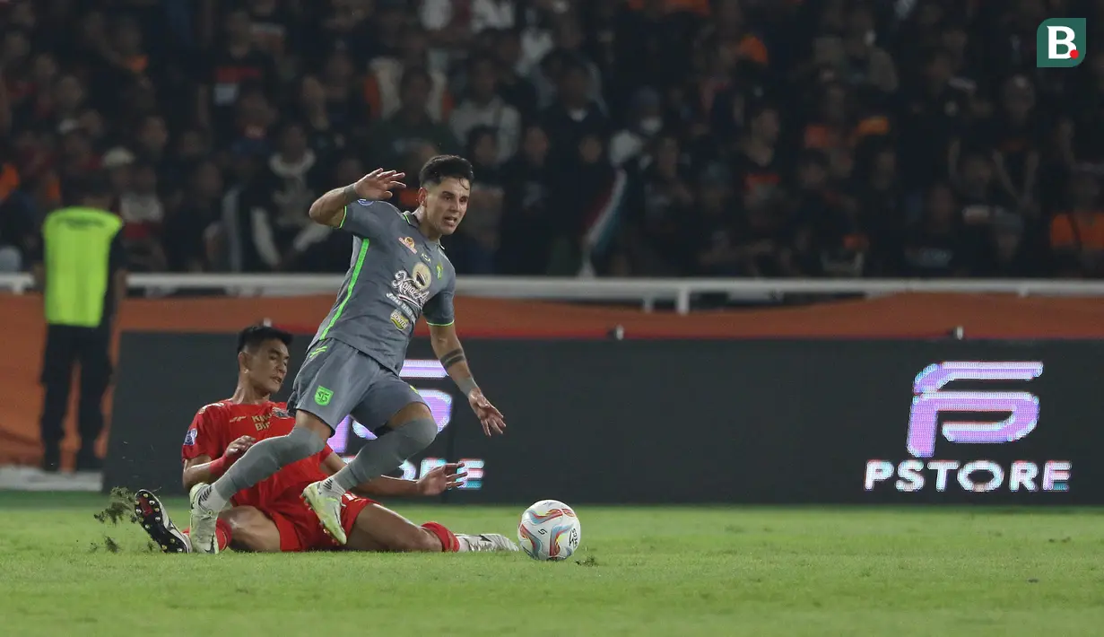 <p>Pemain Persebaya Surabaya, Bruno Moreira (kanan) berusaha menghindari tekel pemain Persija Jakarta, Firza Andika pada laga lanjutan pekan ke-5 BRI Liga 1 2023/2024 antara Persija Jakarta melawan Persebaya Surabaya di Stadion Utama Gelora Bung Karno (SUGBK), Senayan, Jakarta, Minggu (30/7/2023). (Bola.com/Ikhwan Yanuar)</p>