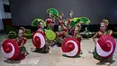 Para penari menampilkan tarian Yosakoi saat kegiatan Festival Remo-Yosakoi di Surabay, Minggu, 12 Juli 2026. (AFP/ Juni Kriswanto)