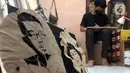 Hadi Muhammad (24) menyelesaikan pembuatan lukisan siluet melalui media daun jati kering di kawasan Benda Baru, Pamulang 2, Tangerang Selatan, Rabu (13/10/2021). Lukisan dijual dengan harga Rp 500 ribu hingga jutaan, tergantung tingkat kesulitan dan ukuran. (merdeka.com/Arie Basuki)