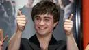 Daniel Radcliffe nampaknya miliki nasib yang sama dengan Harry Potter. Keduanya tak lulus SMA. Hal itu dikarenakan kepercayaan dirinya bahkan dihancurkan oleh beberapa guru. (VALERIE MACON / AFP)