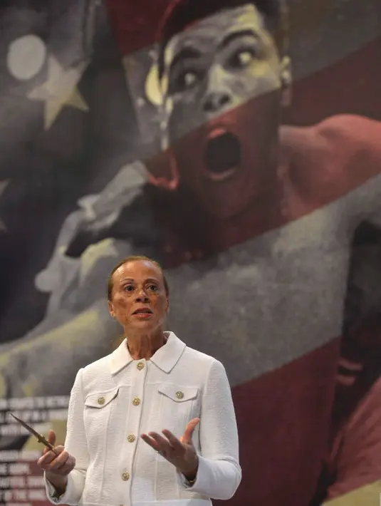 Lonnie Ali, istri Muhammad Ali, memberikan sambutan pada pembukaan pameran tentang Ali bertajuk "I Am The Greatest", di O2 Arena, London, Kamis (3/3). Pameran tersebut tentang perjalanan hidup Ali di olahraga tinju. (REUTERS/Hannah McKay)