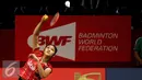 Pebulutangkis tunggal putri Indonesia, LindaweniFanetri mengembalikan bola ke arah Soraya De Visch Eijbergen (Belanda) di Total BWF Championships 2015 di Jakarta, Senin (10/8/2015). Lindaweniunggul 21-13 dan 21-15. (Liputan6.com/Helmi Fithriansyah)